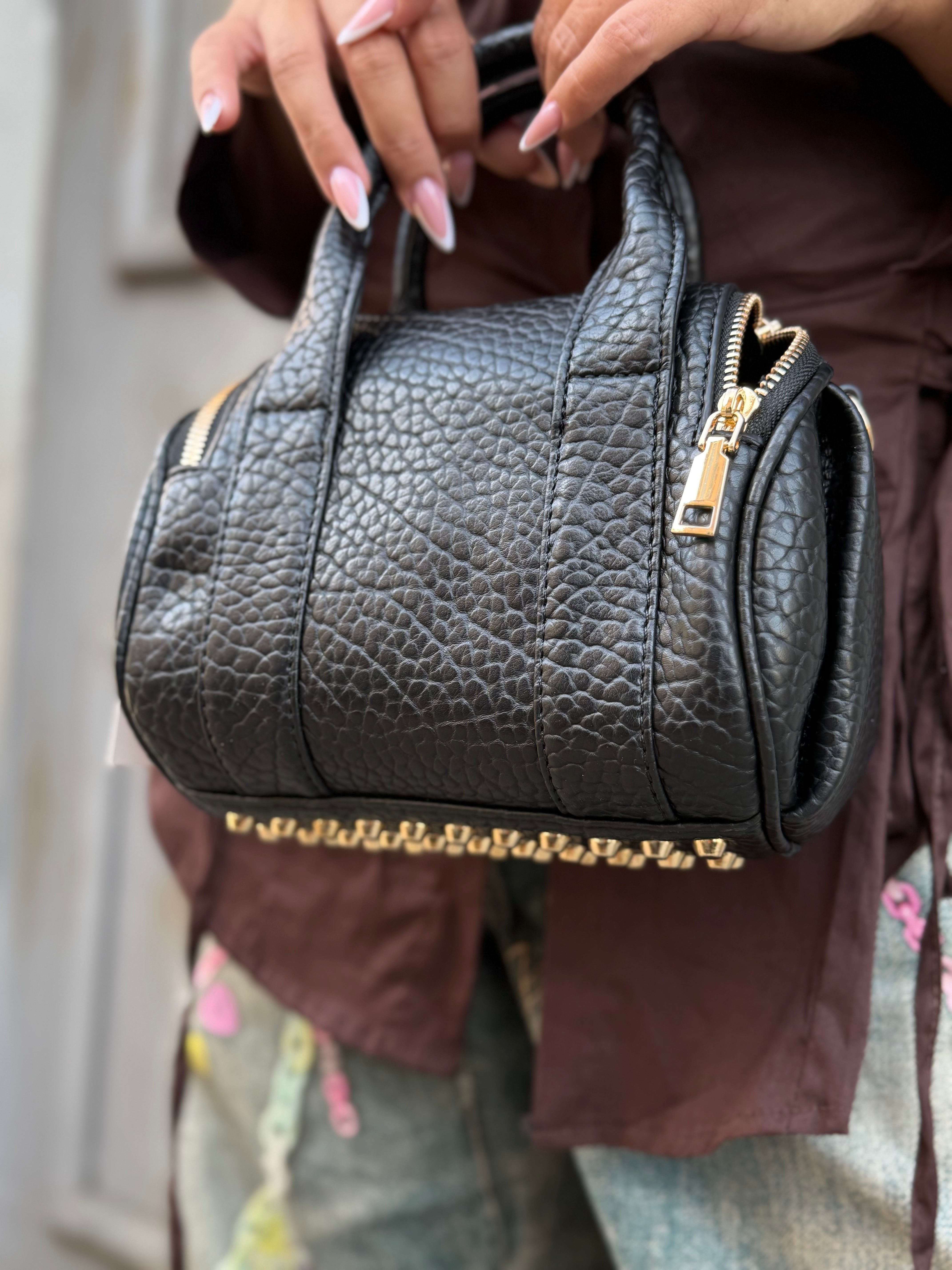 Borsetta in pelle con borchie