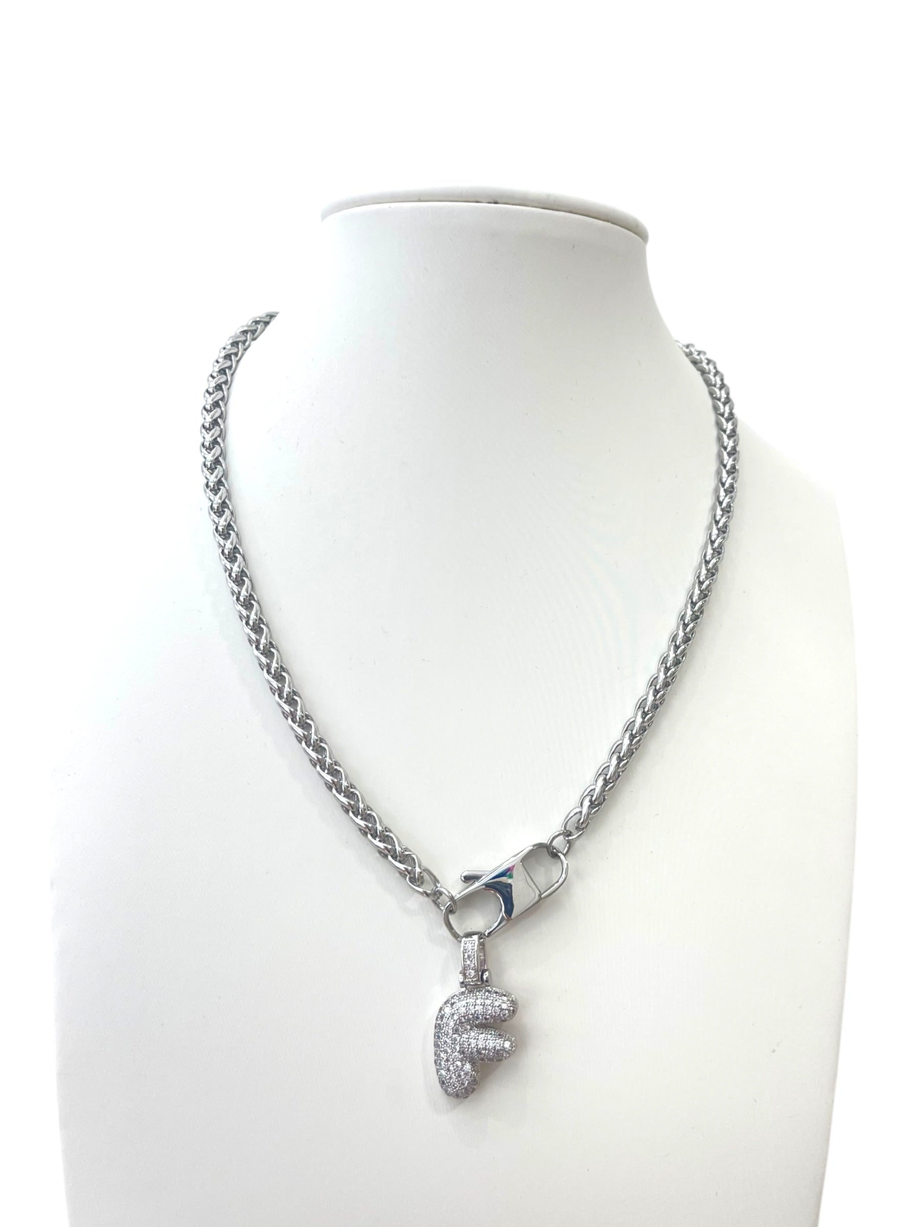 Collana con lettere